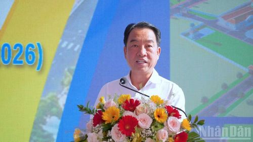 Đồng chí Lữ Quang Ngời, Phó Bí thư Tỉnh ủy, Chủ tịch Ủy ban nhân dân tỉnh Cà Mau phát biểu tại lễ khởi công.