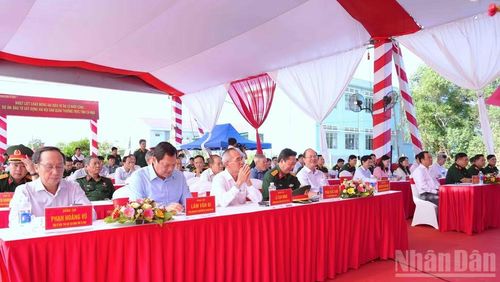 Các đại biểu lãnh đạo tỉnh cùng đông đảo nhân dân trên địa bàn xã Sông Đốc, tỉnh Cà Mau tham dự lễ khởi công.
