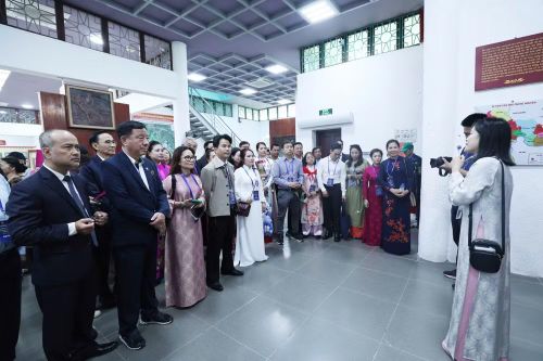 Đoàn nghe giới thiệu về Thời đại Hùng Vương.
