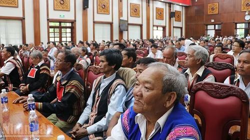 Già làng, người có uy tín trên địa bàn tỉnh Gia Lai tham dự buổi tọa đàm.