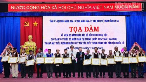 Tặng Bằng khen của Chủ tịch Ủy ban nhân dân tỉnh Gia Lai cho đội ngũ người có uy tín trong đồng bào dân tộc thiểu số trên địa bàn.