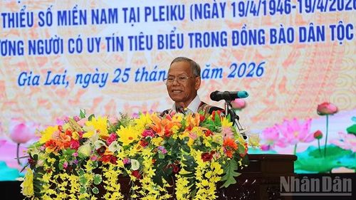 Ông Rơ Châm Ét, đại diện người có uy tín xã Ia Pnôn phát biểu tại tọa đàm.