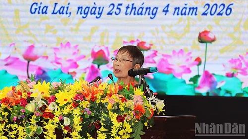 Đồng chí Linh Nga Niê K’dăm nguyên Chủ tịch Hội Văn học nghệ thuật tỉnh Đắk Lắk phát biểu.