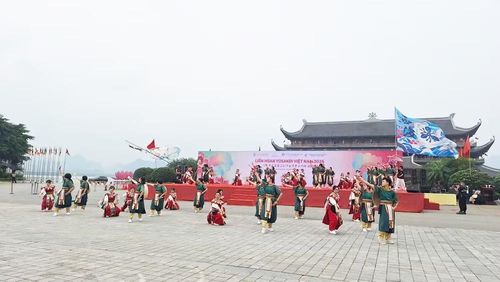 Các đội Yosakoi trình diễn tại lễ khai mạc.