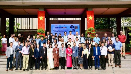 Đại biểu trong nước và quốc tế chụp ảnh lưu niệm.