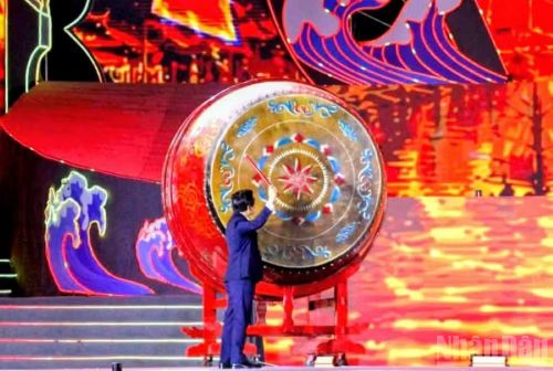 Đồng chí Phạm Quang Ngọc, Ủy viên Trung ương Đảng, Bí thư Tỉnh ủy Hưng Yên nổi trống khai hội.