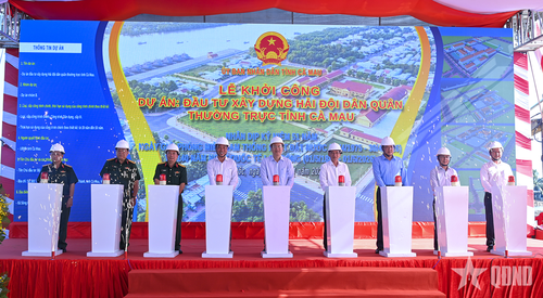 Các đại biểu thực hiện nghi thức khởi công Dự án đầu tư Hải đội Dân quân thường trực tại xã Sông Đốc, tỉnh Cà Mau.