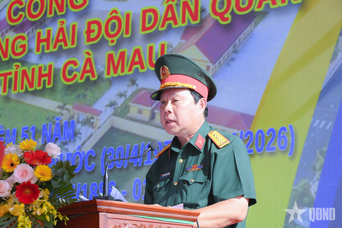 Đại tá Nguyễn Khánh Dương, Phó chỉ huy trưởng Bộ CHQS tỉnh Cà Mau báo cáo khái quát các công trình Hải đội Dân quân thường trực.