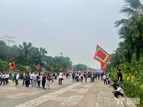 Người dân và du khách tham quan lễ hội trong tiết trời mát mẻ.