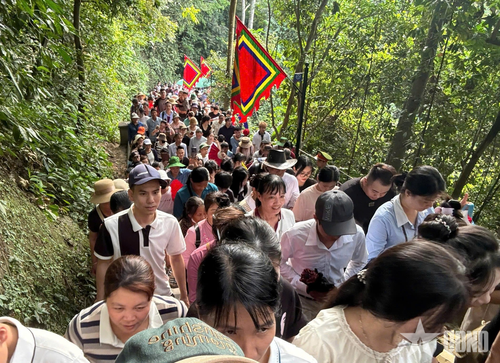 Dòng người chật kín tại đường lên đền Hạ.