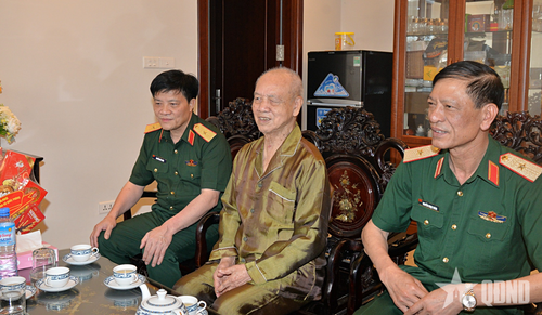 Đại tướng Phan Văn Giang và đoàn công tác Quân ủy Trung ương, Bộ Quốc phòng đến thăm, tặng quà Đại tướng Phạm Văn Trà.