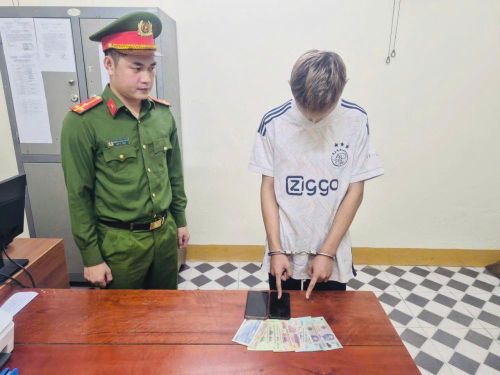 Đối tượng Phong bị bắt cùng tang vật vụ trộm.