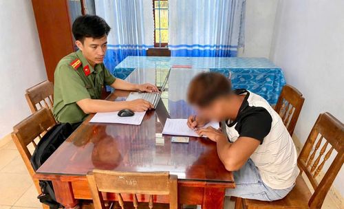 Công an xã Thăng Trường làm việc với đối tượng có hành vi không chuẩn mực trên không gian mạng.