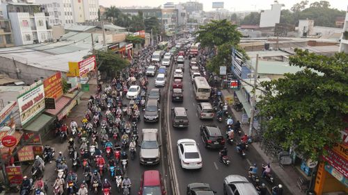 Quốc lộ 13 luôn có mật độ phương tiện lưu thông rất cao trong dịp lễ. Ảnh: QUỐC HÙNG