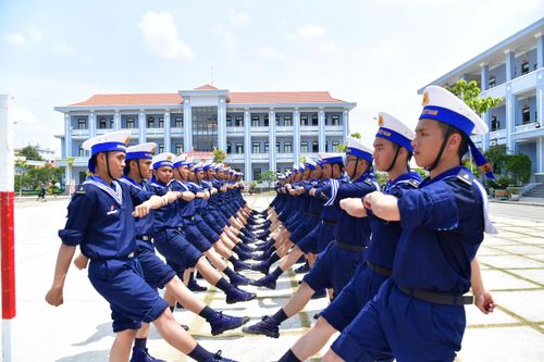 Huấn luyện điều lệnh đội ngũ cho chiến sĩ mới