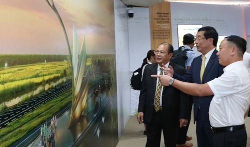 Các đại biểu tham quan phối cảnh Biểu tượng ba hạt lúa cao 18m