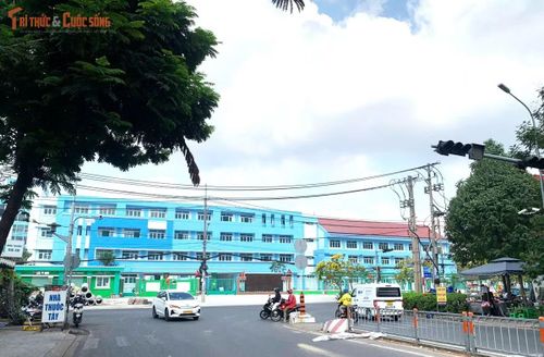 Sau hơn một năm thi công, dự án Trường Tiểu học Trần Đại Nghĩa (phường Bình Hưng Hòa, TP HCM) được xây dựng trên khu đất nghĩa trang Bình Hưng Hòa đã hoàn thiện. Công trình hiện đã đi vào những công đoạn cuối cùng như dọn dẹp vệ sinh phòng học, lan can và trồng thêm các cây xanh ở tiểu cảnh sân trường.