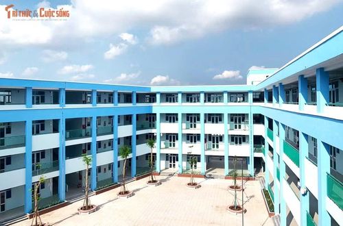 Trường tiểu học Trần Đại Nghĩa, ngôi trường đầu tiên được xây dựng trên nền đất nghĩa trang cũ. Không còn là hình ảnh cỏ dại um tùm và những dãy bia mộ xếp lớp, khu đất rộng lớn giờ đây đã thành trường tiểu học khang trang.