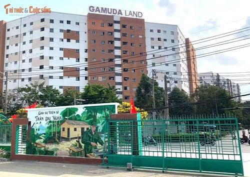 Cùng với công tác tuyển sinh, nhà trường cũng lên kế hoạch tổ chức các câu lạc bộ trong dịp hè nhằm phục vụ nhu cầu sinh hoạt, học tập của học sinh và phụ huynh. Ngôi trường này có mặt tiền nằm trên đường Bình Long, giáp với Khu đô thị Celadon City của phường Tân Sơn Nhì.
