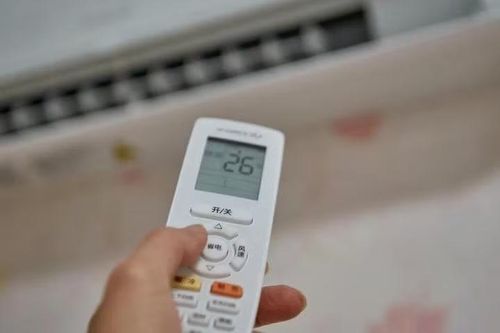 Thiết lập phổ biến được khuyến nghị là để điều hòa ở mức 26-28°C, kết hợp quạt tháp ở mức gió trung bình và chế độ quay, vừa tiết kiệm điện vừa đảm bảo комфорт trong thời gian dài.