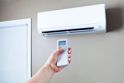 Nhiều người lầm tưởng rằng hạ nhiệt độ điều hòa càng thấp thì phòng càng nhanh mát, nhưng thực tế cách này chỉ khiến thiết bị phải hoạt động liên tục và tiêu tốn nhiều điện năng hơn.