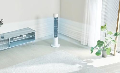 Khác với quạt cánh truyền thống, quạt tháp tạo ra dòng gió dạng dải chạy dọc theo chiều cao, kết hợp cơ chế quay giúp duy trì đối lưu ổn định trong phòng.