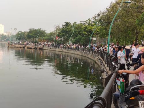 Giải bơi chải diễn ra tại hồ Công viên Văn Lang thu hút đông đảo sự quan tâm, theo dõi của người dân và du khách.