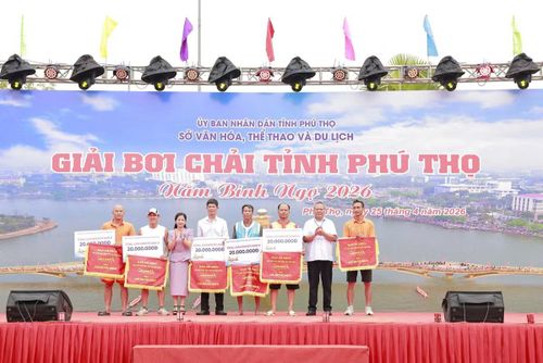 Ban tổ chức trao giải khuyến khích cho các đội.
