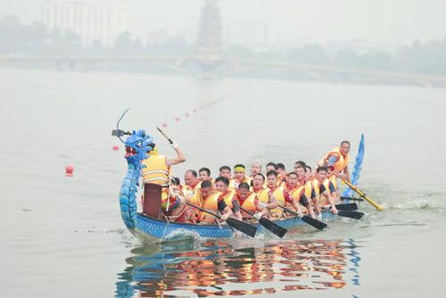 Sáng 25/4 tức mùng 9/3 Âm lịch, tại hồ Công viên Văn Lang, tỉnh Phú Thọ diễn ra giải Bơi chải tỉnh Phú Thọ năm 2026. Bơi chải là môn thể thao truyền thống đặc sắc, gắn liền với lịch sử dựng nước và giữ nước của dân tộc, là biểu tượng cho ý chí quật cường, tinh thần thượng võ của cư dân vùng sông nước Kinh đô Văn Lang xưa.
