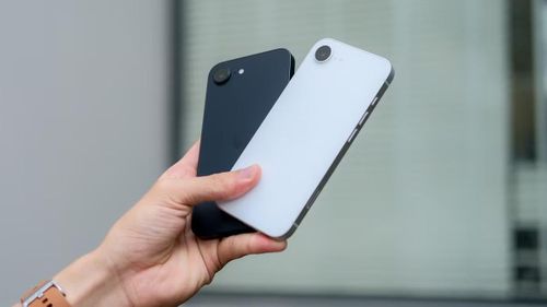 Trong khi đó, iPhone 16e nổi bật nhờ chip A18 hiện đại, hỗ trợ tốt các tác vụ AI và camera 48MP cho chất lượng ảnh sắc nét, phù hợp với người dùng muốn trải nghiệm công nghệ mới với chi phí hợp lý.