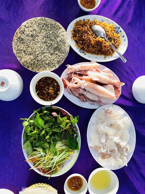 Mực nhảy Vũng Áng tươi ngon, đậm vị, thưởng thức một lần thì nhớ mãi không quên. Không một ai đến với Vũng Áng lại không muốn thử tìm đến để thưởng thức món ẩm thực trứ danh này.