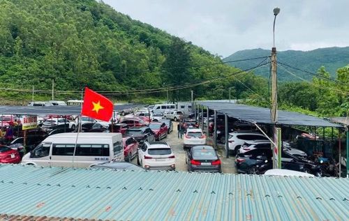 Những ngày này, các bè nổi tại khu ẩm thực mực nhảy Vũng Áng nhộn nhịp phục vụ du khách.