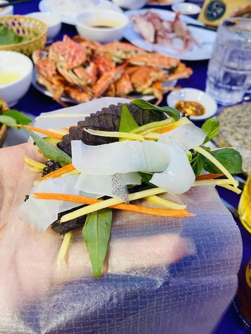 Người dân địa phương cho biết, mực nhảy ở Vũng Áng ngon là nhờ vào sự khác biệt của độ mặn tại vùng biển này. Biển Vũng Áng có độ mặn khá cao, xấp xỉ 3.5 (độ mặn lý tưởng của nước biển) dẫn đến hương vị của mực có vị đậm đà hơn những vùng biển khác.