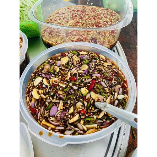 Mỗi nhà hàng có một cách pha nước chấm riêng biệt để du khách thưởng thức mực nhảy được tròn vị.