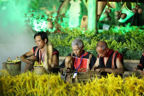 Bên cạnh đó, sự tham gia của các nghệ sĩ chuyên nghiệp giúp hoàn thiện về mặt kỹ thuật và dàn dựng. Tuy nhiên, thay vì tách biệt, họ hòa vào tập thể, cùng tập luyện, cùng chỉnh sửa từng chi tiết, tạo nên sự kết nối giữa chuyên môn và đời sống.
