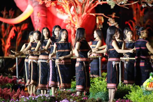 Không chỉ dừng ở sân khấu biểu diễn, chương trình còn mở rộng không gian với cụm 20 mô hình làng văn hóa được tái hiện ngay tại quảng trường, góp phần tái hiện sinh động hơi thở buôn làng giữa lòng đô thị.