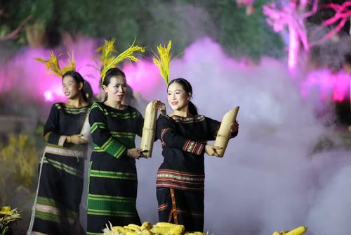 Không còn khoảng cách giữa người biểu diễn và câu chuyện được kể, mỗi động tác trong điệu xoang, mỗi nhịp cồng chiêng hay từng sinh hoạt đời thường đều mang tính tự nhiên, không bị “sân khấu hóa” quá mức. Chính sự mộc mạc ấy tạo nên chiều sâu cho chương trình.