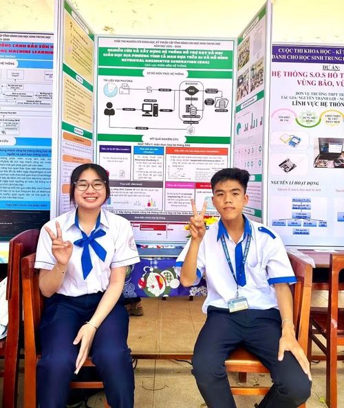 Trần Thị Thanh Trúc và Trương Minh Khiêm, học sinh Trường THPT Võ Văn Kiệt, chụp ảnh bên dự án. Ảnh: TG