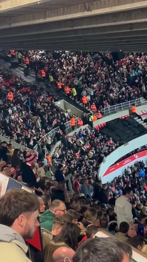 Chứng kiến đội nhà liên tiếp thủng lưới ngay tại Stadium of Light, các cổ động viên Sunderland đã lũ lượt bỏ về.