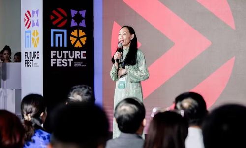 PGS.TS Trần Thị Mỹ Diệu – Hiệu trưởng Trường ĐH Văn Lang chia sẻ, truyền cảm hứng đến học sinh.