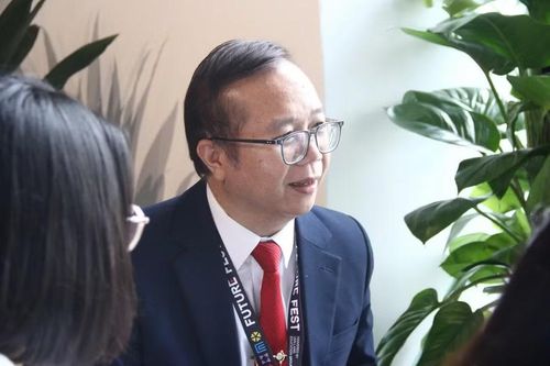 PGS.TS Nguyễn Hữu Cương - Hiệu trưởng Trường ĐH Phương Đông trao đổi với phóng viên bên lề sự kiện.