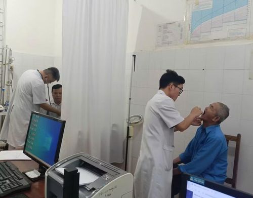 Cán bộ Trung tâm Y tế Na Sang khám sức khỏe cho người dân.