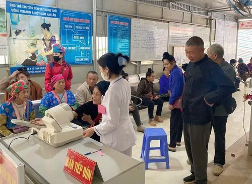 Sáng 25/4, Trung tâm Y tế Điện Biên Đông đã khám, tư vấn sức khỏe miễn phí cho 121 người.
