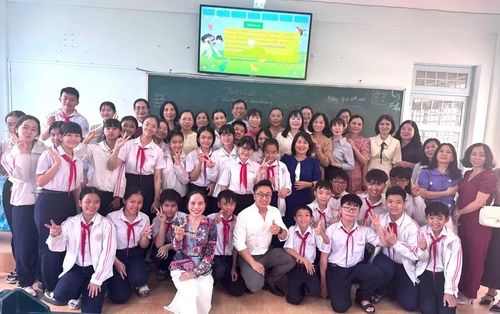 Thầy cô và học sinh chụp ảnh kỉ niệm sau tiết chuyên đề.