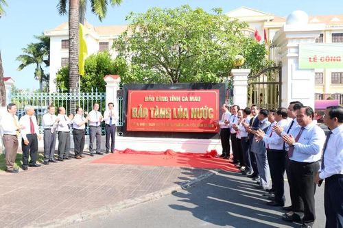 Lãnh đạo tỉnh Kéo băng khánh thành Bảo tàng Lúa nước Cà Mau.