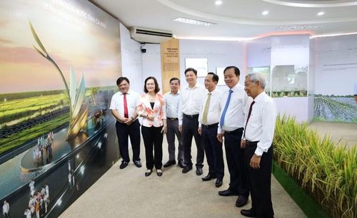 Lãnh đạo tỉnh tham quan Bảo tàng Lúa nước Cà Mau.