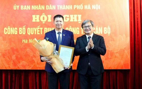 Phó Chủ tịch UBND thành phố Hà Nội Trương Việt Dũng trao quyết định, chúc mừng ông Phan Văn Phúc