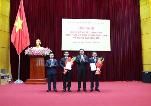 Lãnh đạo tỉnh Lạng Sơn tặng hoa chúc mừng tân Giám đốc Sở Dân tộc và Tôn giáo và tân Giám đốc Sở Văn hóa, Thể thao và Du lịch. Ảnh: Tuyết Mai.