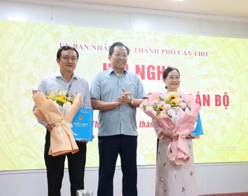 Lãnh đạo UBND TP Cần Thơ trao quyết định và tặng hoa chúc mừng bà Nguyễn Thị Kiều Duyên và ông Huỳnh Ngọc Toàn. Ảnh: Báo Người lao động