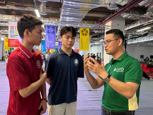 Học sinh nghe tư vấn về ngành nghề trong chương trình.